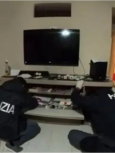 Un sopralluogo della polizia dopo un furto in casa