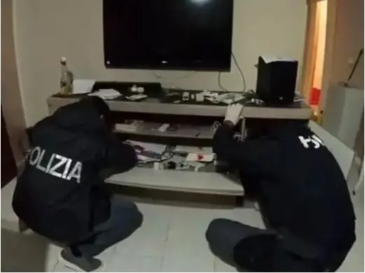Un sopralluogo della polizia dopo un furto in casa