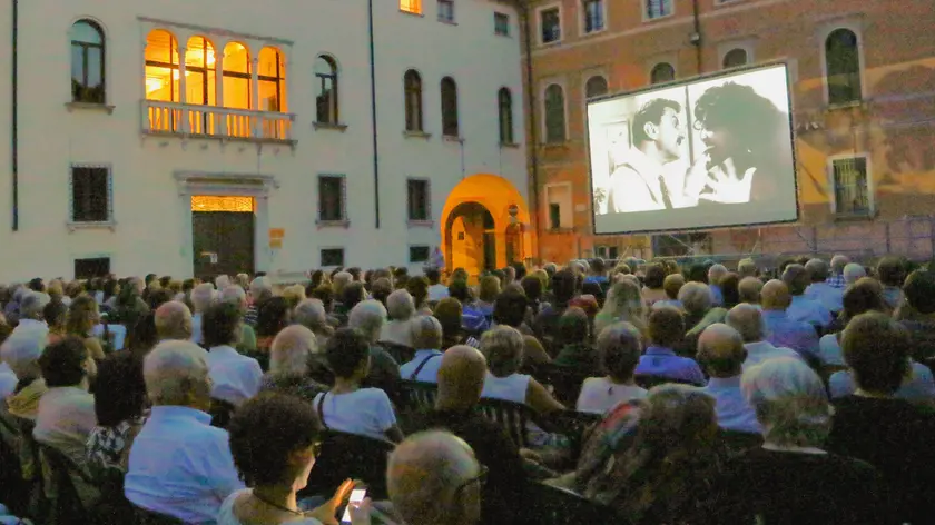 Una serata di cinema all'aperto in piazza Rinaldi a Treviso