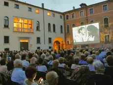 Una serata di cinema all'aperto in piazza Rinaldi a Treviso