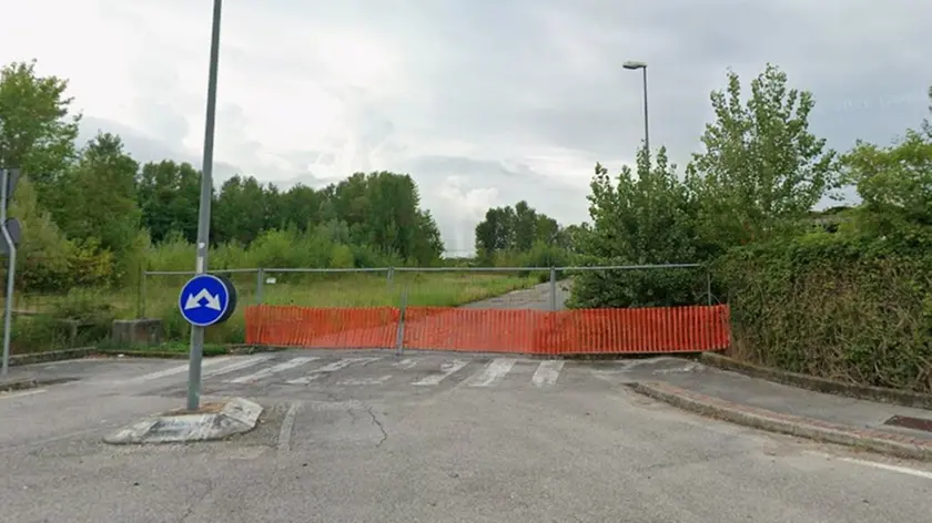 L’accesso chiuso alla vasta area abbandonata da anni a Breda