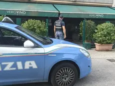 La polizia all'enoteca Verovino
