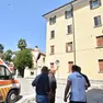 I soccorritori davanti all'abitazione della tragedia (foto Cavicchi/Macca)