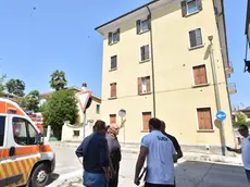 I soccorritori davanti all'abitazione della tragedia (foto Cavicchi/Macca)
