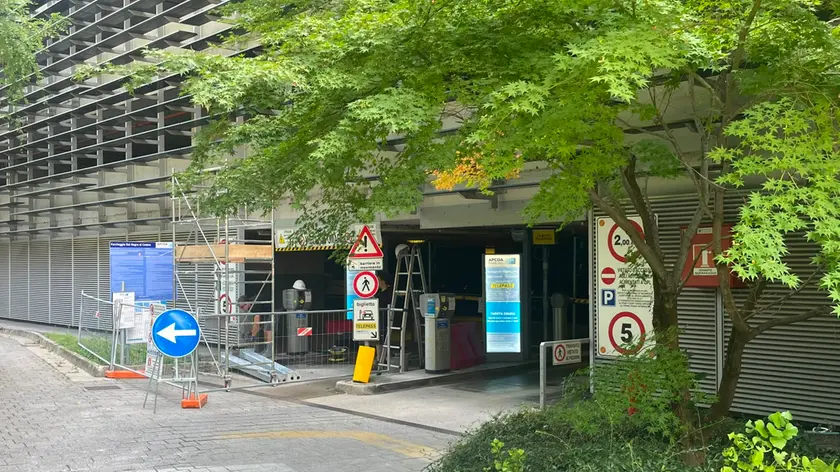 Al park Dal Negro iniziati i lavori per installare le reti anti senzatetto