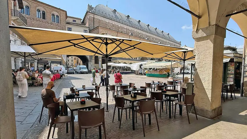 Plateatici vuoti a causa del caldo a Padova