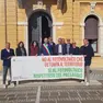 Una protesta davanti al municipio di Mogliano