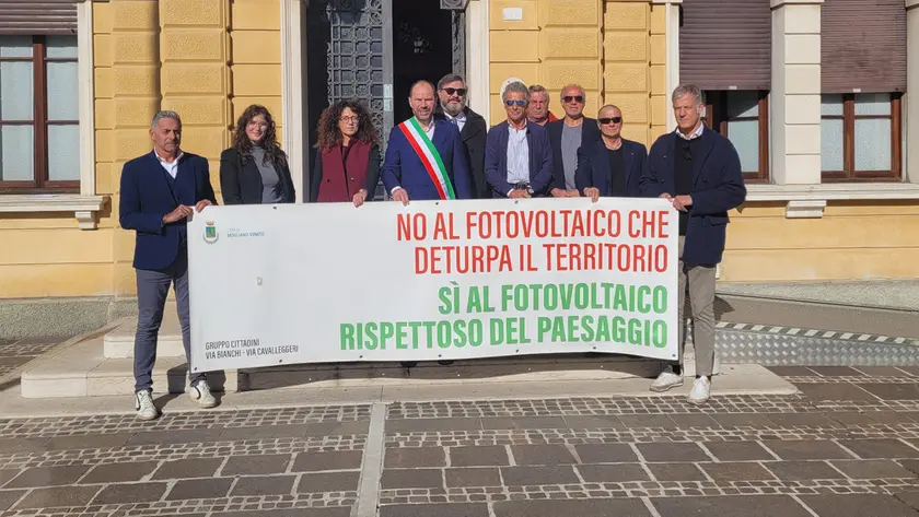 Una protesta davanti al municipio di Mogliano