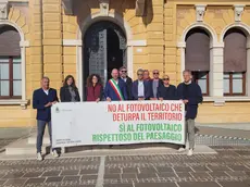 Una protesta davanti al municipio di Mogliano