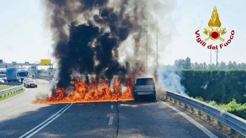 Il furgone in fiamme
