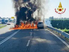 Il furgone in fiamme