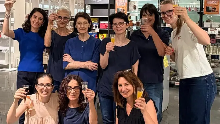 Il brindisi di titolare e collaboratori del negozio
