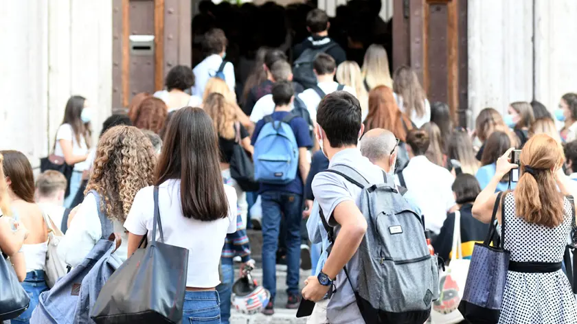 L'ingresso a scuola di un gruppo di ragazzi (foto d'archivio)