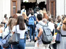 L'ingresso a scuola di un gruppo di ragazzi (foto d'archivio)