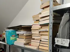 Oggetti smarriti in custodia sugli scaffali dello sportello oggetti rinvenuti di Actv