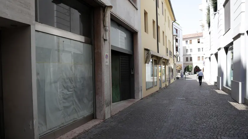 Vetrine spente in vicolo Rialto a Treviso