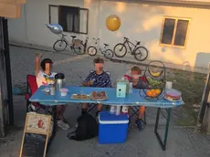 I tre amici davanti al loro banchetto di limonata a Pradamano