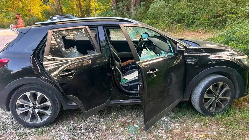 Una delle auto vandalizzate