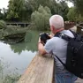 Un visitatore che immortala il cimitero dei Burci