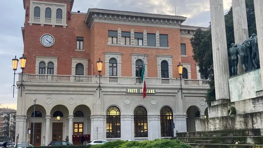 La sede centrale delle Poste in piazza Vittoria
