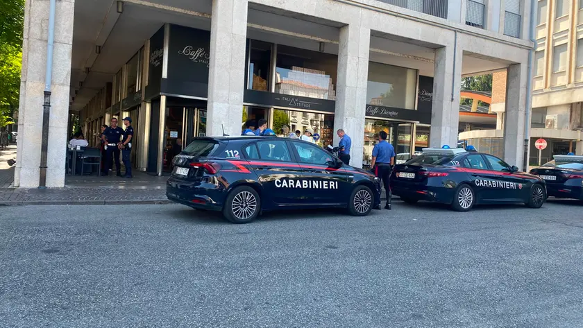 L'intervento dei carabinieri nel locale di via Roma, a Treviso