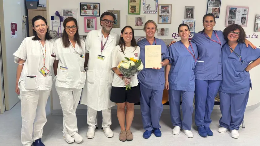 La neo dottoressa ha portato una copia della tesi alla Patologia Neonatale di Camposampiero