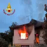 La casa a fuoco a Pieve di Soligo (foto Vigili del fuoco Treviso)