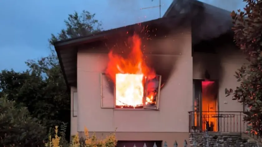 La casa a fuoco a Pieve di Soligo (foto Vigili del fuoco Treviso)