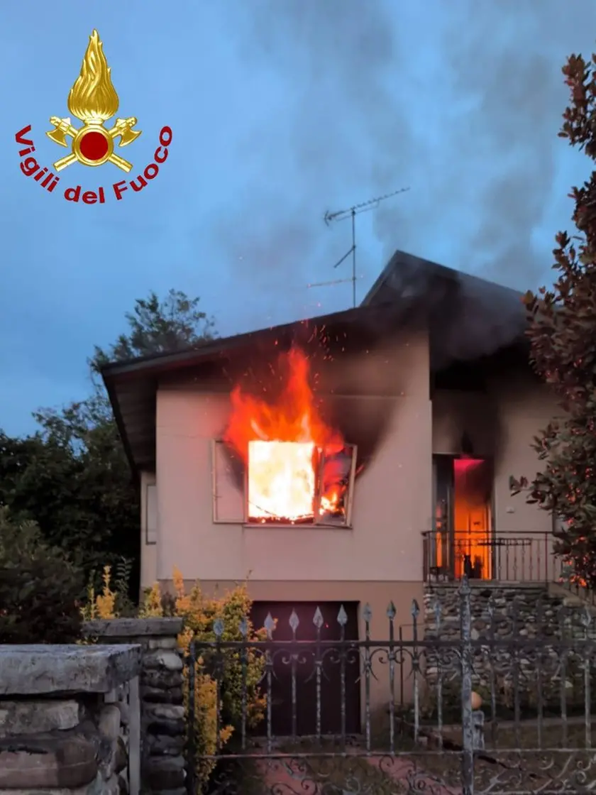 La casa a fuoco a Pieve di Soligo (foto Vigili del fuoco Treviso)