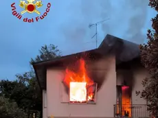 La casa a fuoco a Pieve di Soligo (foto Vigili del fuoco Treviso)