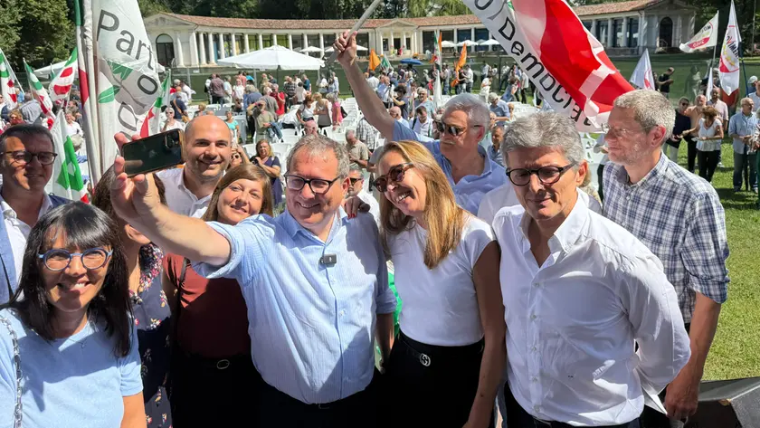 Giovanni Manildo durante la campagna elettorale per le regionali