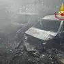 Le auto distrutte dalle fiamme (foto vigili del fuoco)