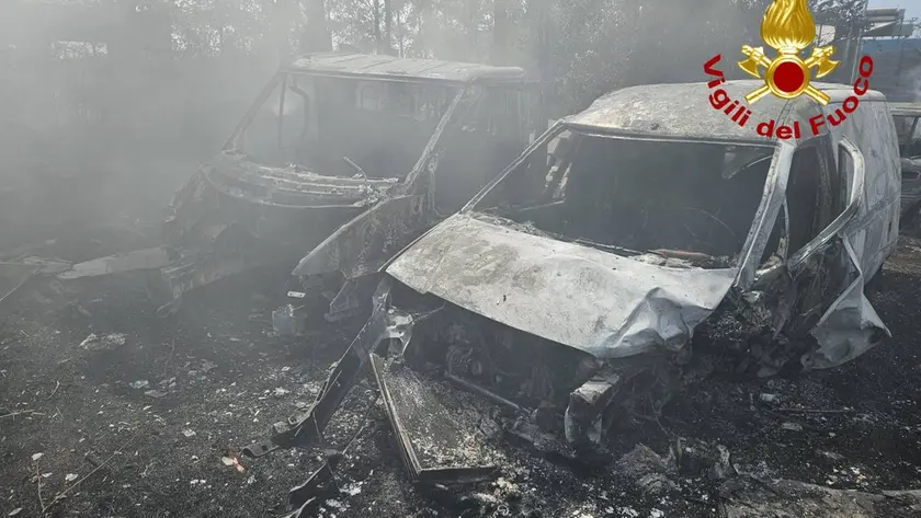 Le auto distrutte dalle fiamme (foto vigili del fuoco)