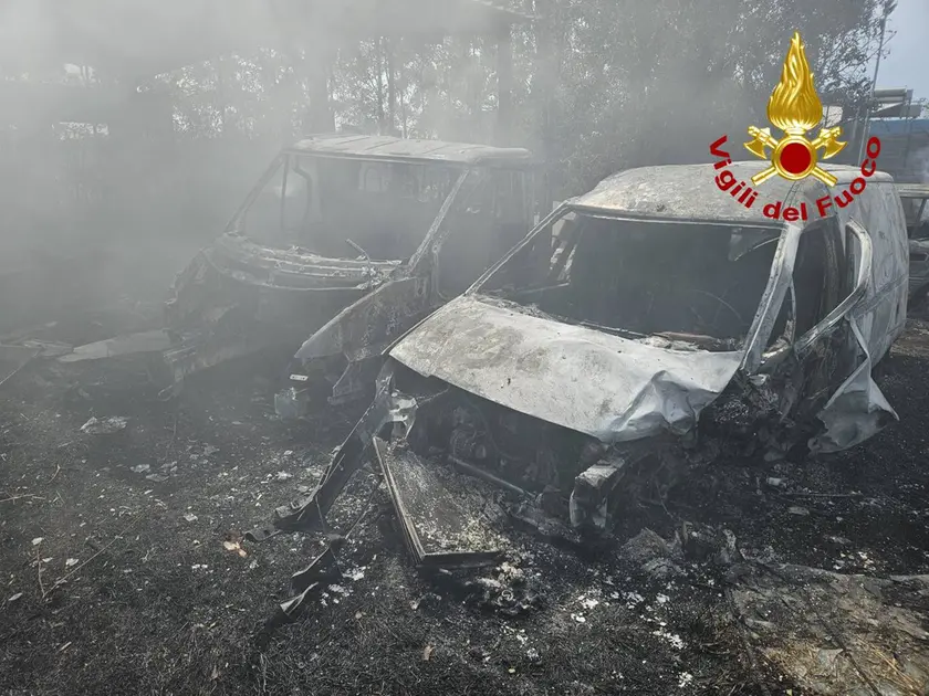 Le auto distrutte dalle fiamme (foto vigili del fuoco)