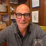 Stanley Tucci all’interno del ristorante