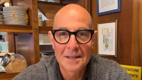 Stanley Tucci all’interno del ristorante