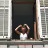 Una donna con gli occhi al cielo per l’eclissi di sole