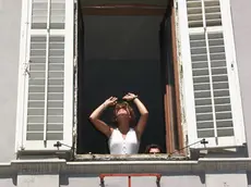 Una donna con gli occhi al cielo per l’eclissi di sole