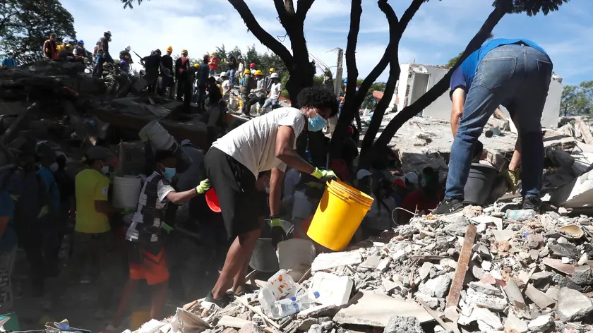 I volontari al lavoro tra le macerie in Colombia