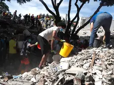 I volontari al lavoro tra le macerie in Colombia