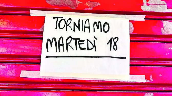 Il cartello affisso sulla serranda di un negozio in centro a Treviso