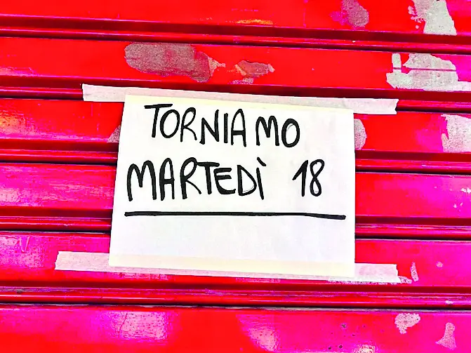 Il cartello affisso sulla serranda di un negozio in centro a Treviso