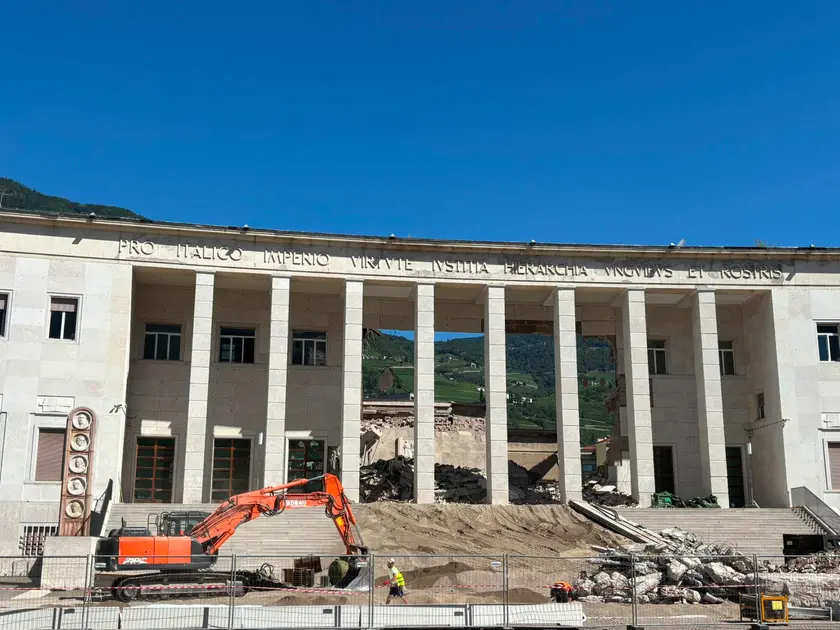 I lavori al tribunale di Bolzano dopo il crollo della struttura