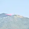 Il Canadair in azione sul bosco a fuoco a Miane