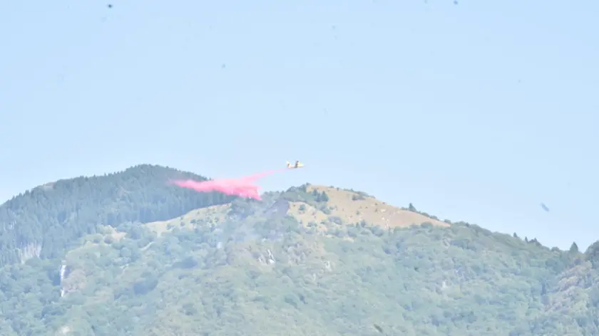 Il Canadair in azione sul bosco a fuoco a Miane
