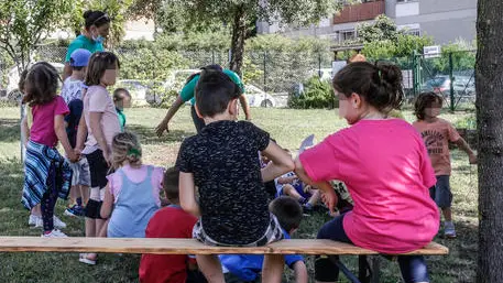 Alcuni bambini partecipano a un centro estivo