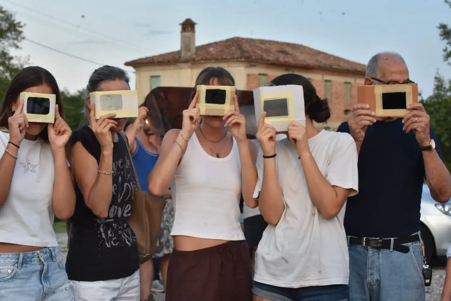 Maschere da saldatore, maxi lenti, filtri e occhi puntati verso il cielo: a Padova, Treviso e Venezia in tanti si sono fermati per osservare l’eclissi di Sole del 12 agosto Nelle piazze e lungo le strade è scattata la caccia al punto migliore per non perdersi lo spettacolo. Ecco le immagini