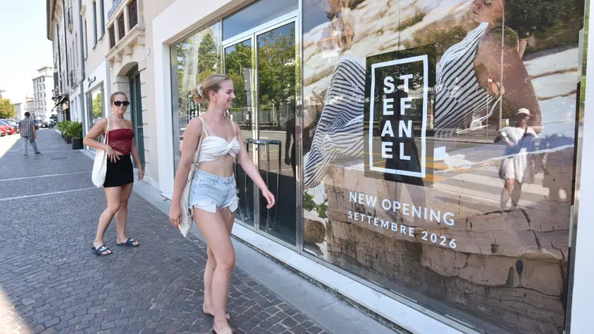 La vetrina che annuncia la riapertura di Stefanel a Conegliano