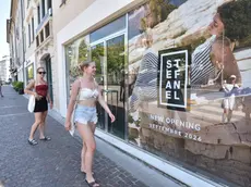 La vetrina che annuncia la riapertura di Stefanel a Conegliano