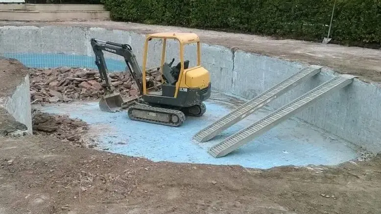 Il cantiere per la costruzione di una piscina